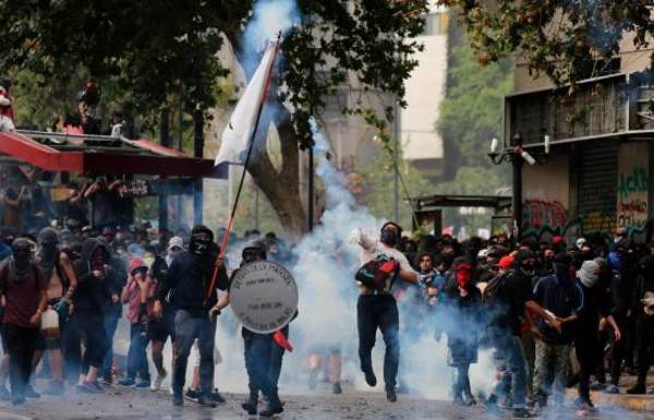 Un sismo marca el superlunes de protestas en Chile, en espera de acciones políticas - .::RADIO NACIONAL::.