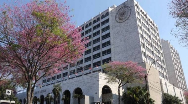 HOY / Colegio de Abogados pide descuento de sueldo a funcionarios en huelga