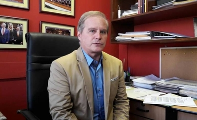 HOY / Ministro "atropella" Contraloría, exige pruebas y no aclara dudas sobre sus viajes