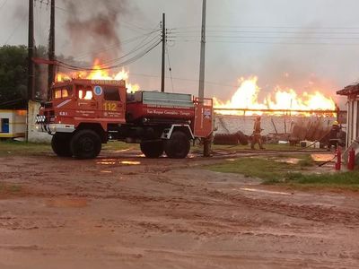 Se incendia depósito de una gallinería en San Roque González - Nacionales - ABC Color