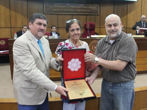 Senado homenajea a defensora de animales Francesca Crosa