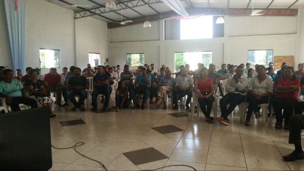 Pobladores de Arroyito tomaron municipio - Nacionales - ABC Color