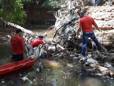 Hallan cuerpo de un hombre en arroyo