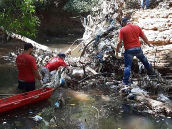 Hallan cuerpo de un hombre en arroyo