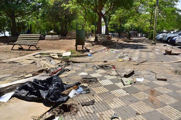 Despeje de plazas: Damnificados se niegan a volver a sus casas por falta de limpieza de desagües, dicen - La Primera Mañana - ABC Color