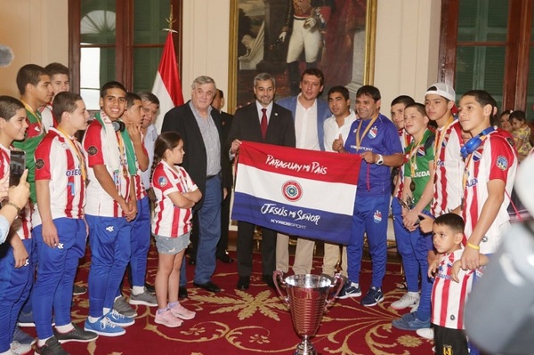 Abdo Benítez recibe a niños campeones del mundo