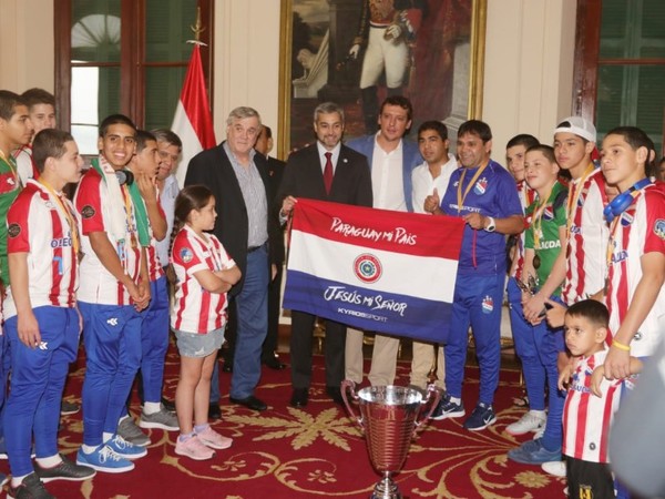Mario Abdo a campeones de fútbol de salón: 'Paraguay está para ser primero y ustedes hoy lo demuestran'