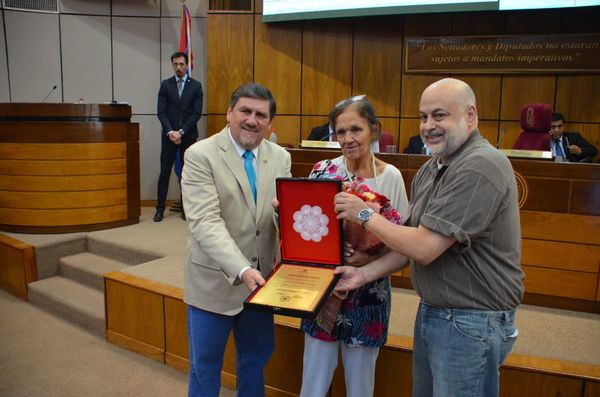 Senado homenajea a Francesca Crosa por labores a favor de los animales
