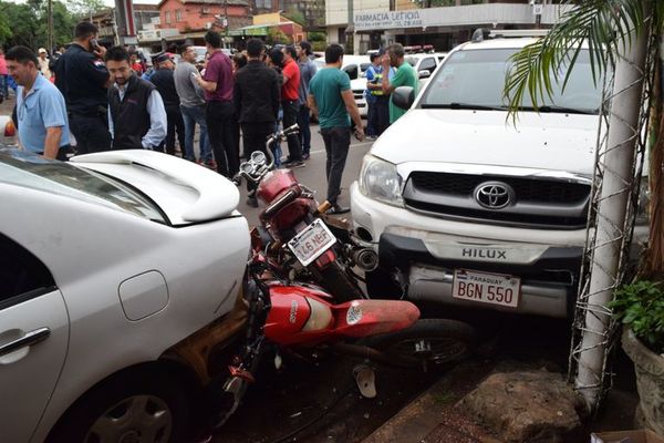 Choque en dominó generó caos en el microcentro de Encarnación  - Nacionales - ABC Color