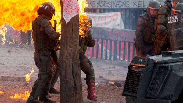 Protestas en Chile: El desesperante momento en que queman a dos mujeres carabineras