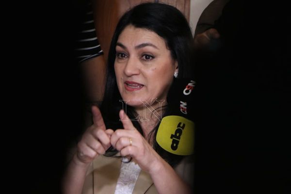 Nancy Ovelar: “Petta sólo sabe dar anuncios rimbombantes que terminan en nada”