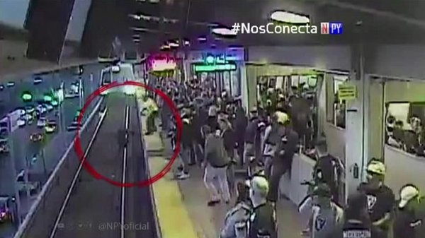 ¡Volvió a nacer! Lo salvaron antes de que lo arrolle un tren | Noticias Paraguay