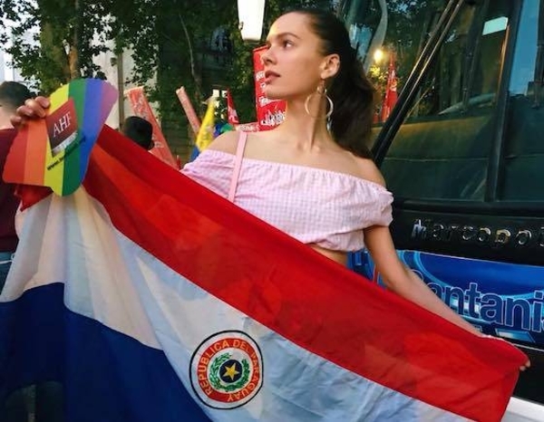 HOY / Con la bandera paraguaya en alto, modelo participó en marcha gay en Buenos Aires