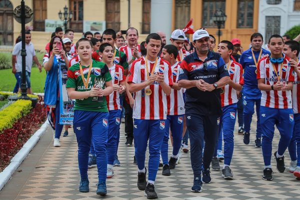 Campeones del mundo arriban a Asunción con mucha emoción