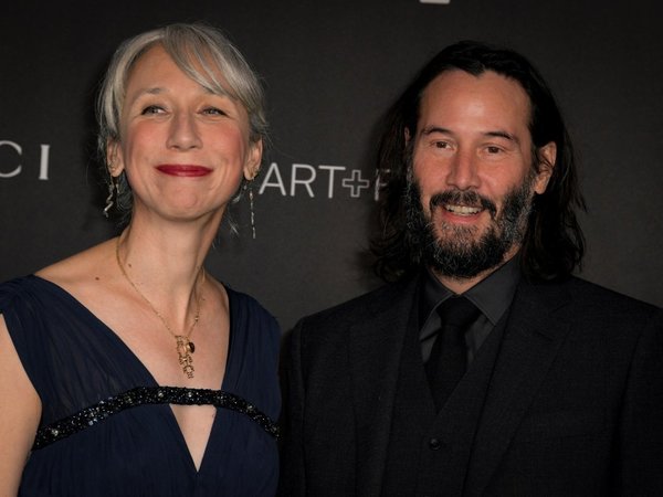 Keanu Reeves presenta a su novia en alfombra roja