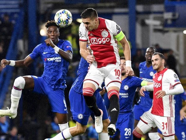El Ajax tira de orgullo para aguantar en Stamford Bridge
