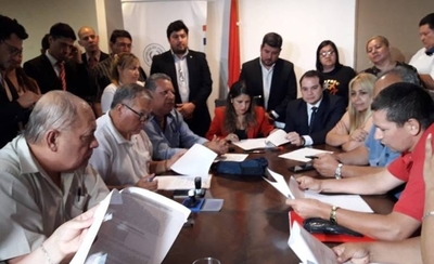 HOY / Autoridades logran acuerdo con guardiacárceles y funcionarios del Registro Civil: se desactiva medida de fuerza