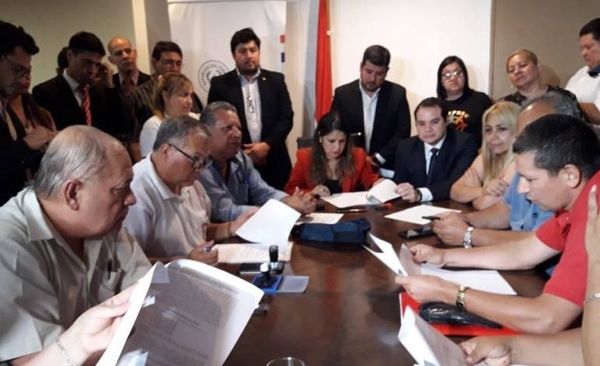 HOY / Autoridades logran acuerdo con guardiacárceles y funcionarios del Registro Civil: se desactiva medida de fuerza