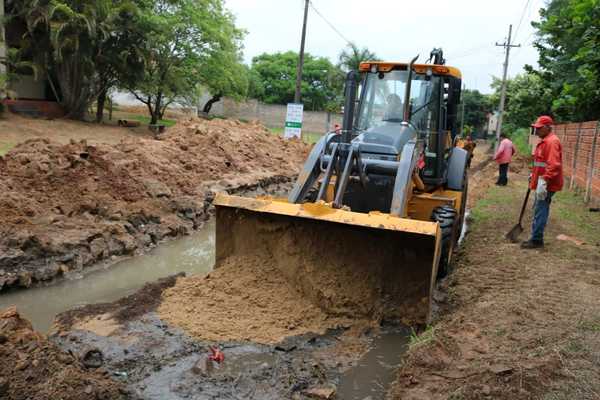 Essap y Municipalidad trabajan por mejoramiento vial de barrio capitalino | .::Agencia IP::.