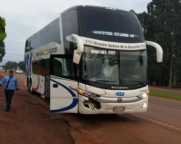 Bus choca contra motocarro