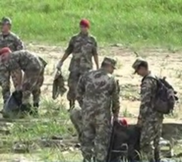 Militares limpian el río Paraguay - Paraguay.com