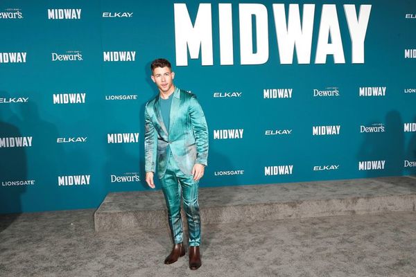 Nick Jonas destaca con un colorido traje de seda en el estreno de “Midway” - Gente - ABC Color