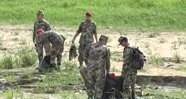 Aprovechan bajo nivel para limpiar río | Noticias Paraguay
