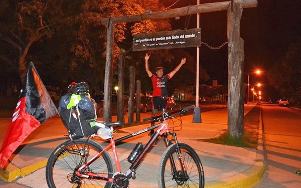 ¡Una locura! El hincha de Colón que viene a Paraguay en bicicleta