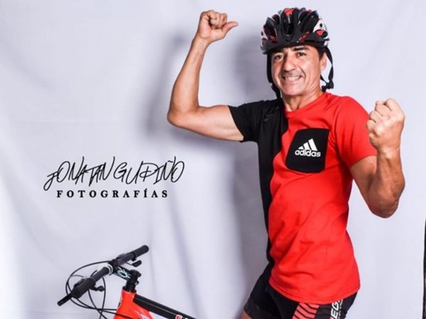 Hincha de Colón viaja en bici para la final de la Sudamericana