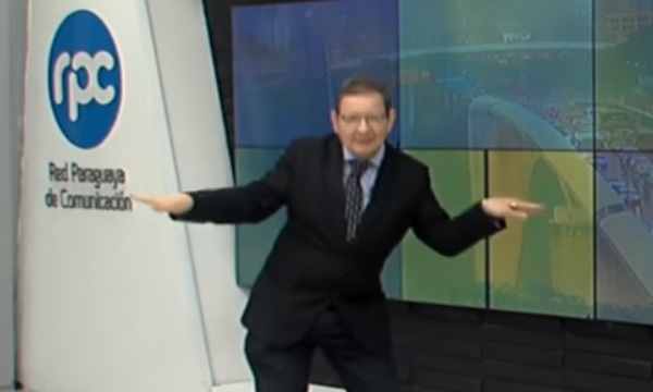 El simpático baile de la “Macarena” de Carlos Martini