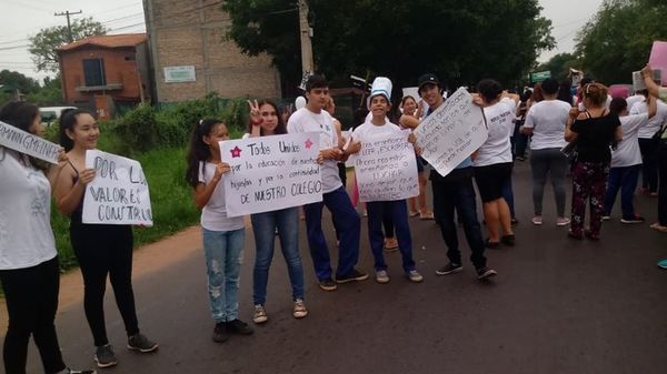Manifestación ante inminente cierre de Centro Educativo en Luque •