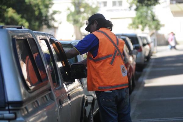 Cuidacoches cierran acuerdo con policías para operar durante final