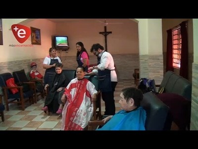 PELUQUEROS SOLIDARIOS CORTARON EL PELO A LOS ABUELOS