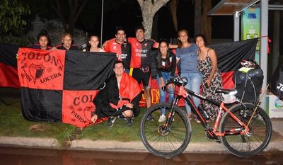 Hincha de Colón viene desde Santa Fe hasta Asunción ¡en bicicleta!
