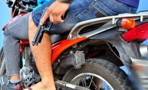 Motochorros se alzaron con G. 53 millones en asalto domiciliario
