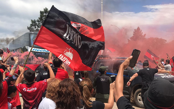 Hinchas de Colón iniciaron su éxodo en busca de la “Segunda Mitad de la Gloria”