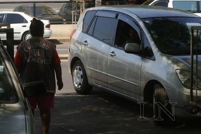 Ante cuidacoches: pagar a voluntad o denunciar la extorsión a un policial