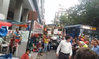 Choferes de la línea 18 califican de farsante al viceministro del Transporte