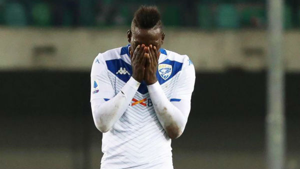 Hellas Verona expulsa a hincha por insultos racistas contra Balotelli