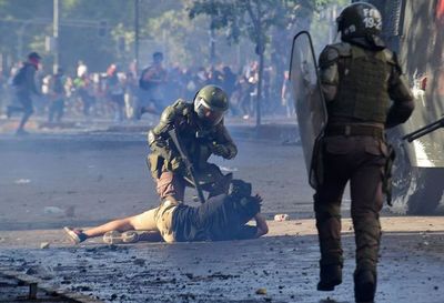 Fiscalía chilena formalizará a 14 policías por dos casos de tortura - Mundo - ABC Color