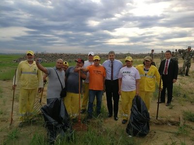 Fuerzas Armadas realiza limpieza en la bahía de Asunción - .::RADIO NACIONAL::.