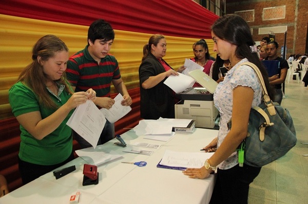 Ofrecen más de 700 puestos de trabajo en feria de empleo