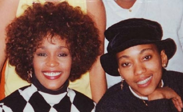 HOY / Mejor amiga de Whitney Houston dice que mantuvieron una relación sentimental