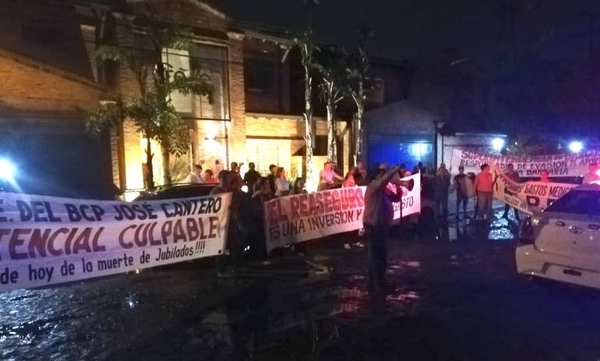 HOY / Jubilados bancarios protestan frente a vivienda del titular del BCP y exigen reposición de reaseguro