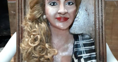 Hace retratos súper reales, pero en barro