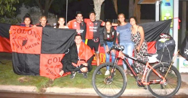 Viene en bicicleta desde ¡Santa Fe! a ver a Colón