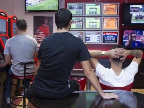 Alumnos esteños admiten que usan dinero en juegos y portan armas