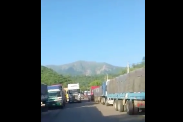 HOY / Camioneros paraguayos varados en Bolivia piden ayuda
