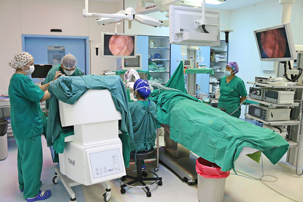 Fundación Tesãi con brazo robótico para microcirugías mínimamente invasivas