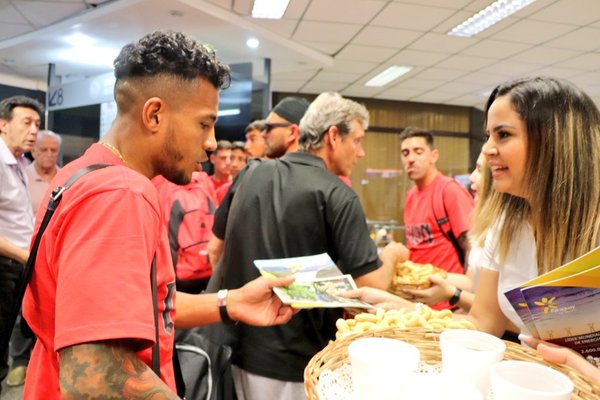 Reciben a jugadores de la final de la Sudamericana con danzas, cocido y chipa » Ñanduti